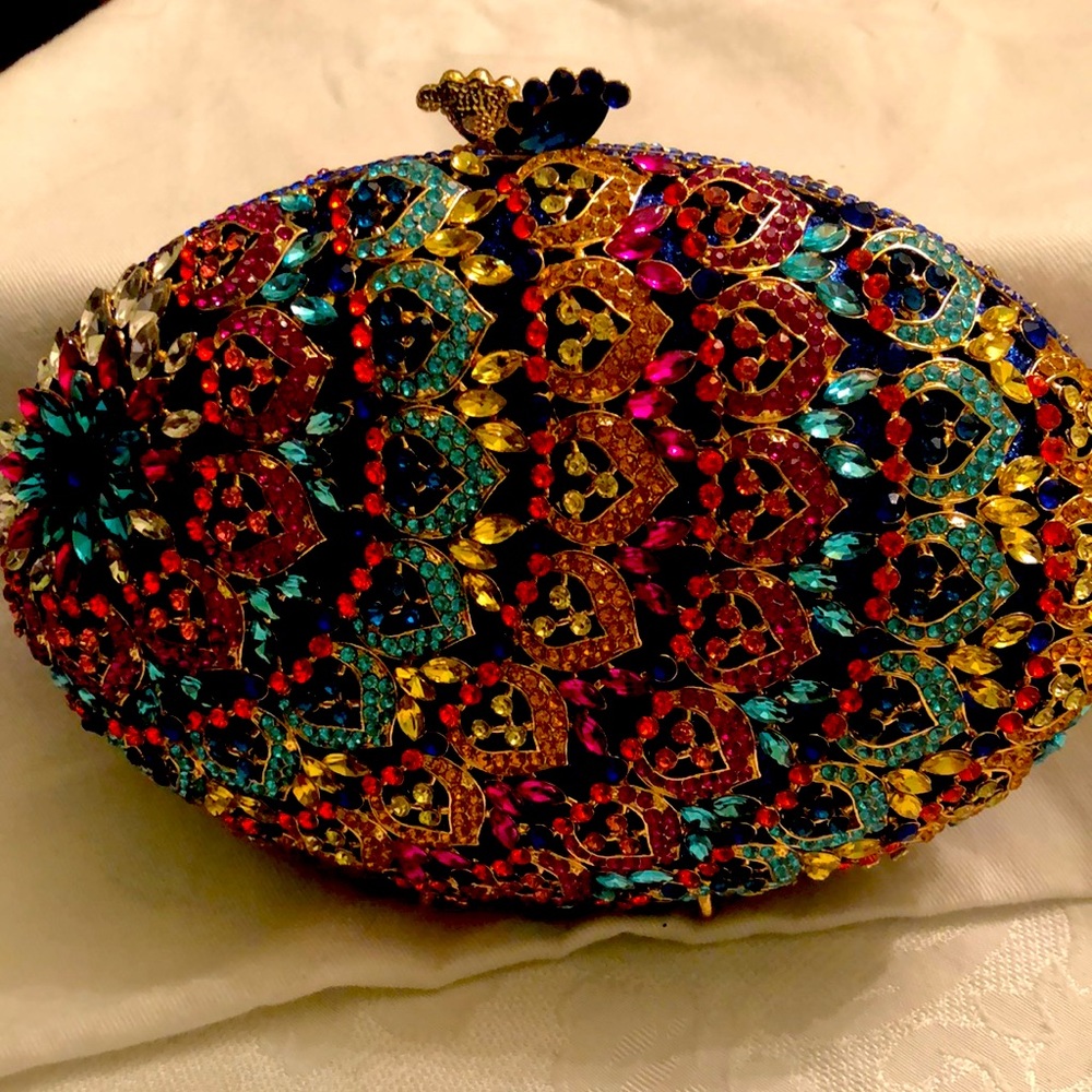 New jewel clutch with strap